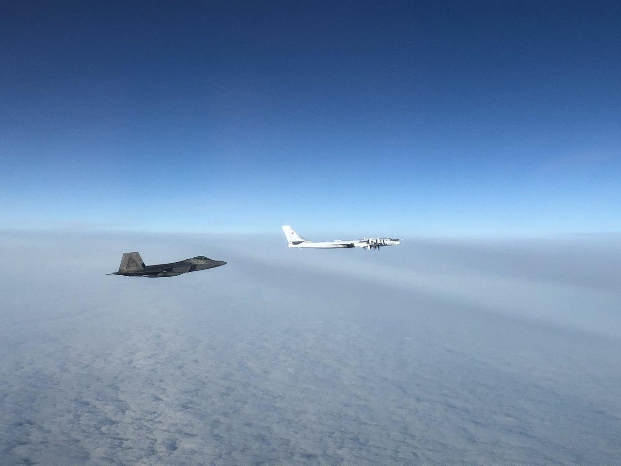 Американцы подняли истребители на перехват российских ракетоносцев Ту-95МС на Дальнем Востоке. Фото: Минобороны РФ