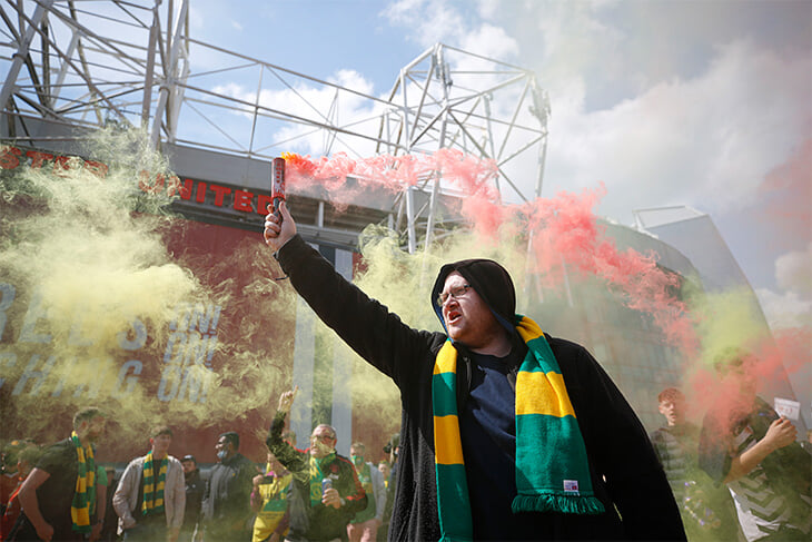 Разъяренные болельщики "МЮ" захватили стадион, на котором должен пройти матч с "Ливерпулем". Фото: Flickr