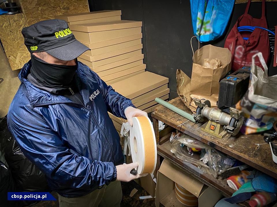 В Польше на нелегальном табачном заводе задержали пятерых украинцев. Фото: Полиция