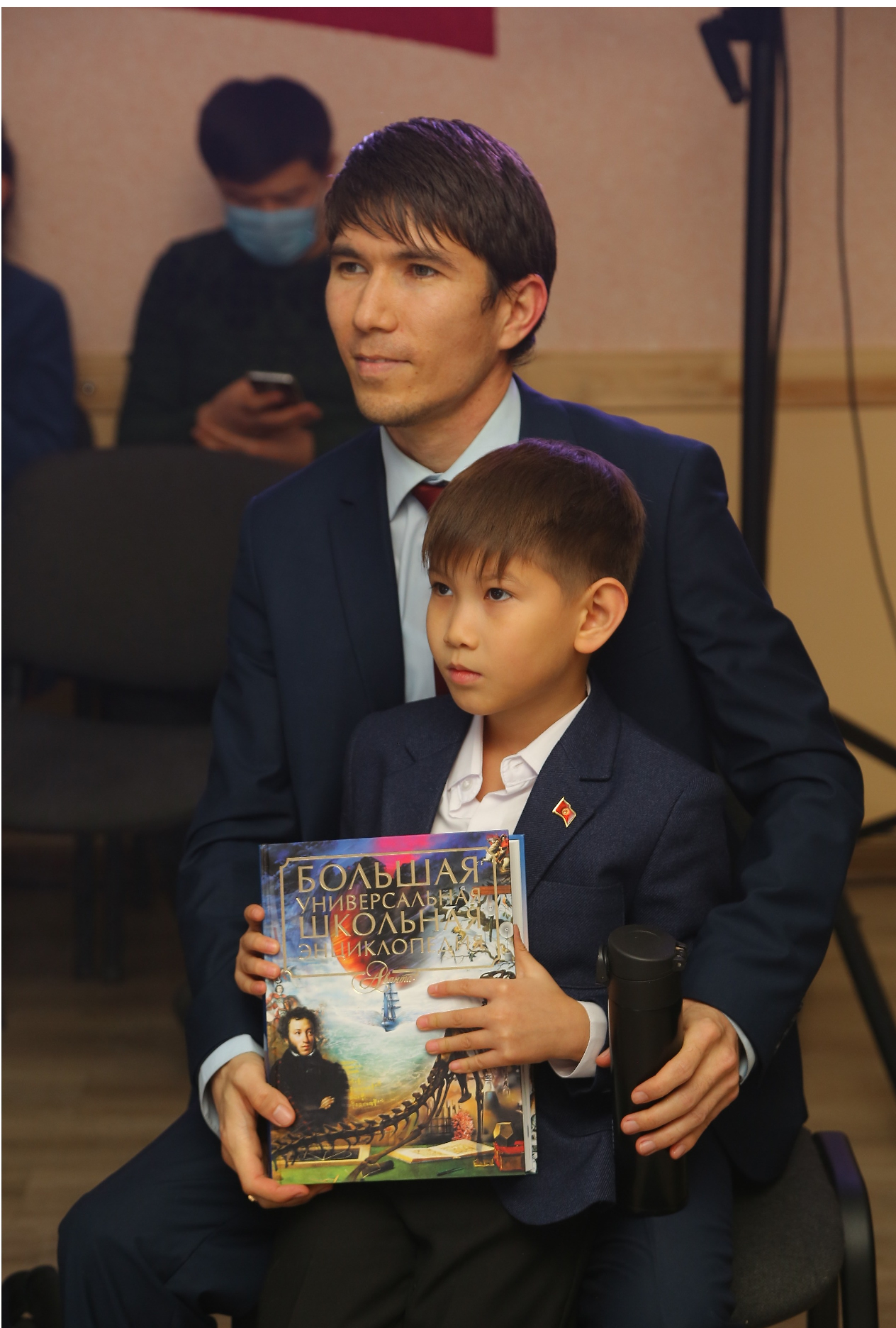"Спасибо, Владимир Владимирович". Путин подарил свой портрет ребенку из Бишкека, просившему акции "Газпрома". Фото: Фейсбук