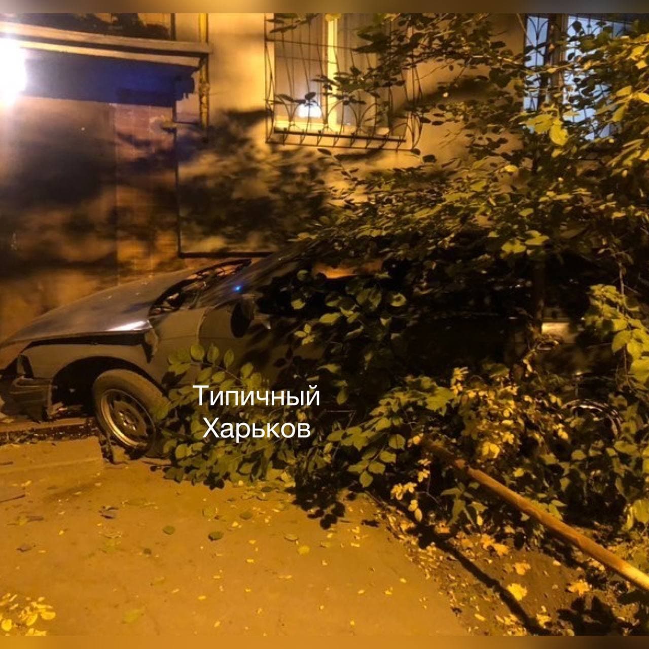 В Харькове пьяный водитель на BMW протаранил подъезд многоэтажки, оставил там авто и скрылся.