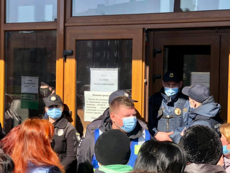 5 апреля несколько десятков человек пикетировали здание Ивано-Франковской областной госадминистрации из-за карантинных ограничений