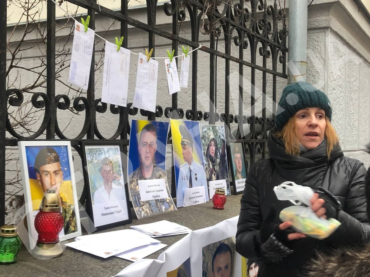 В Киеве под Офисом президента проходит против насилия в украинской армии