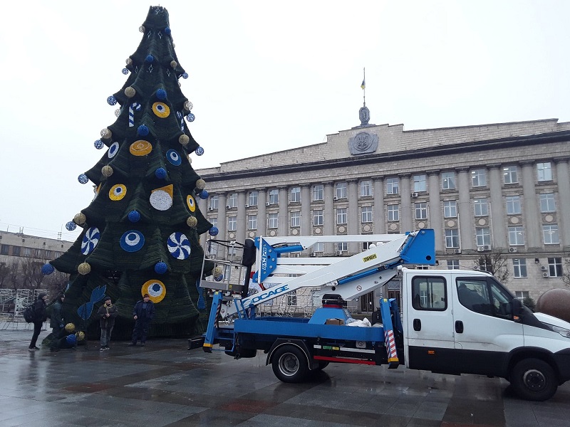 В Черкассах главную елку украсили амулетом от сглаз. Фото: chmr.gov.ua/