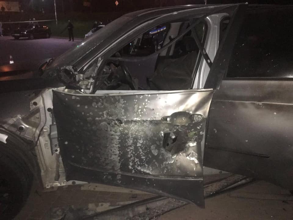 В Ивано-Франковске расстреляли автомобиль BMW Х5, он взорвался