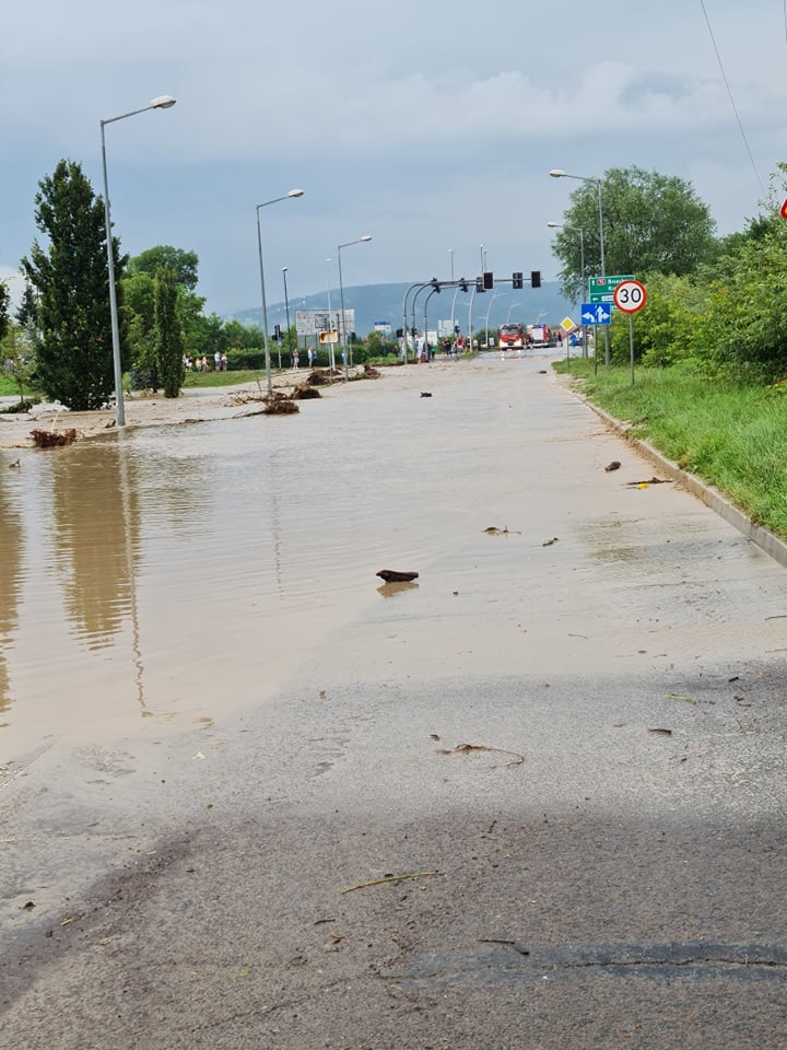 На юге Польши вышла из берегов река и затопила сотни дорог и дома