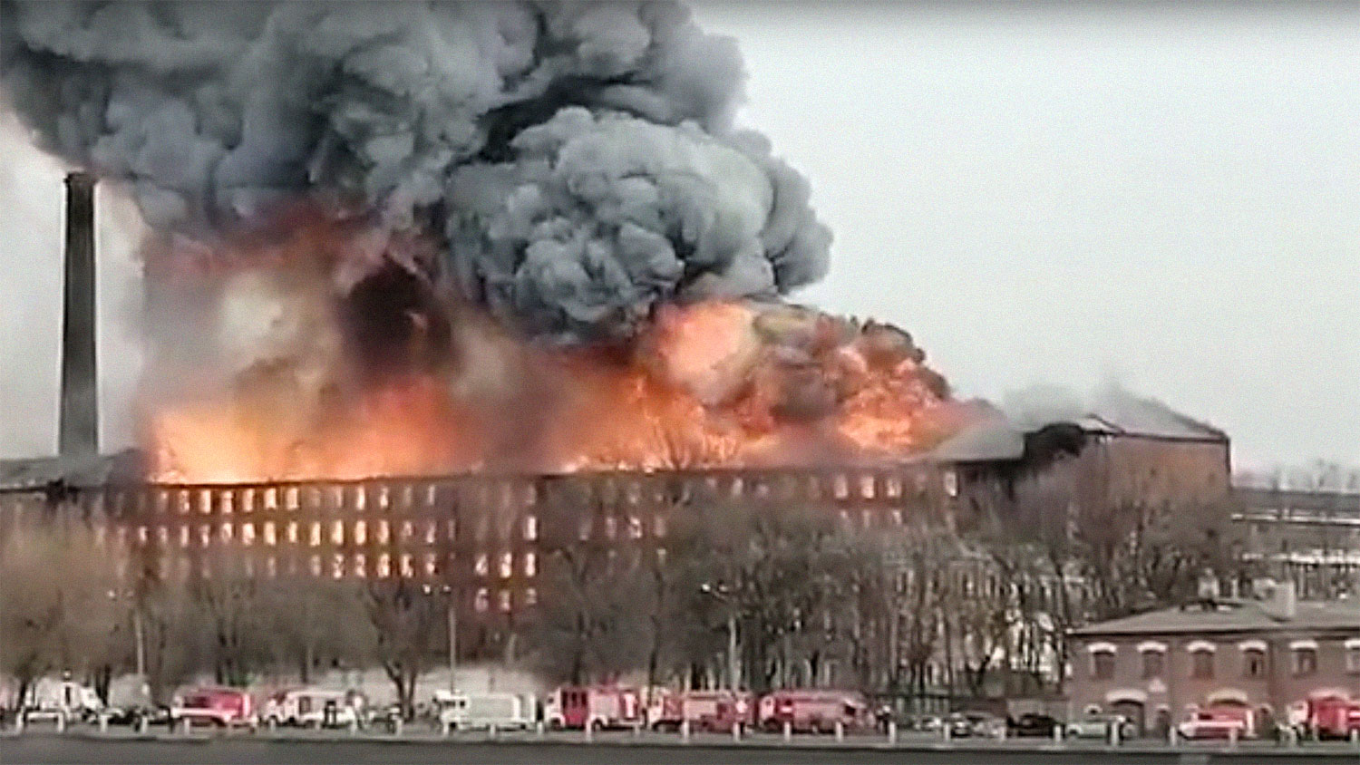 В Санкт-Петербурге горит Невская мануфактура. Фото: Аврора Шапошникова/spb_today/vk.com