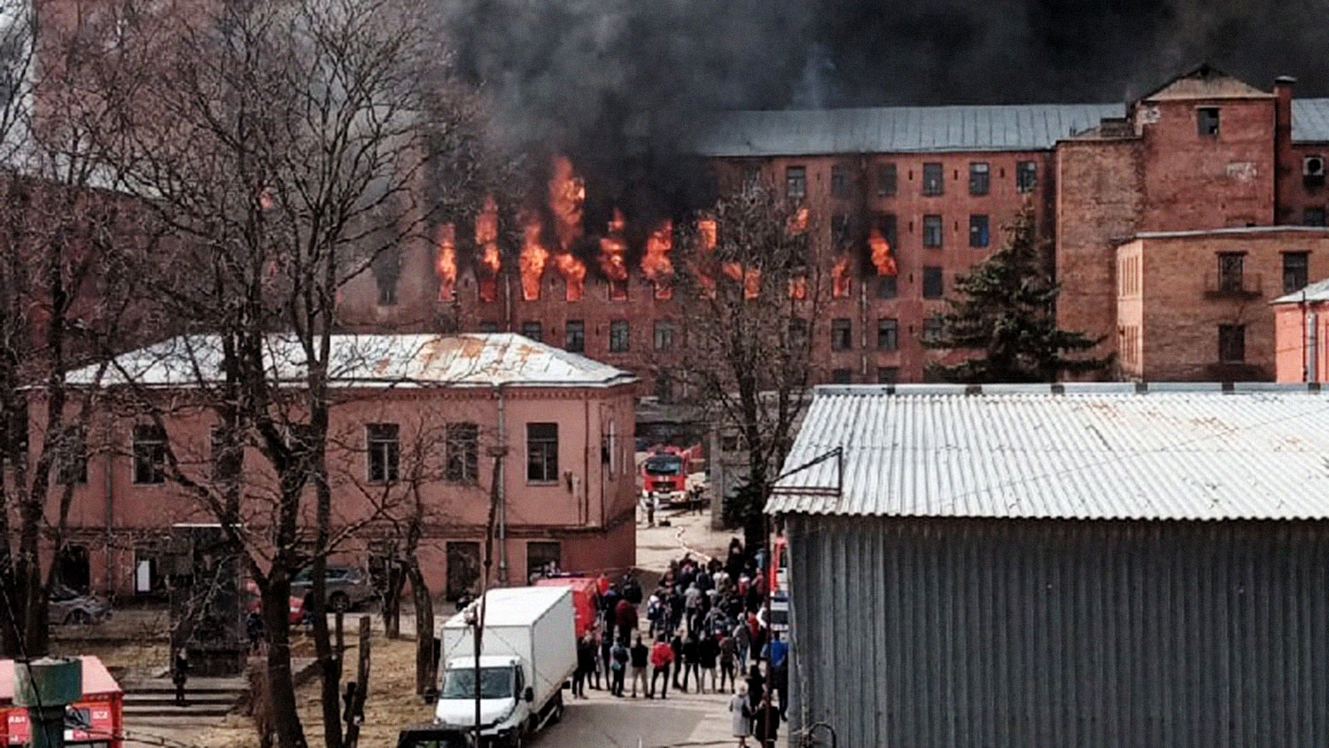 В Санкт-Петербурге горит Невская мануфактура. Фото: Аврора Шапошникова/spb_today/vk.com