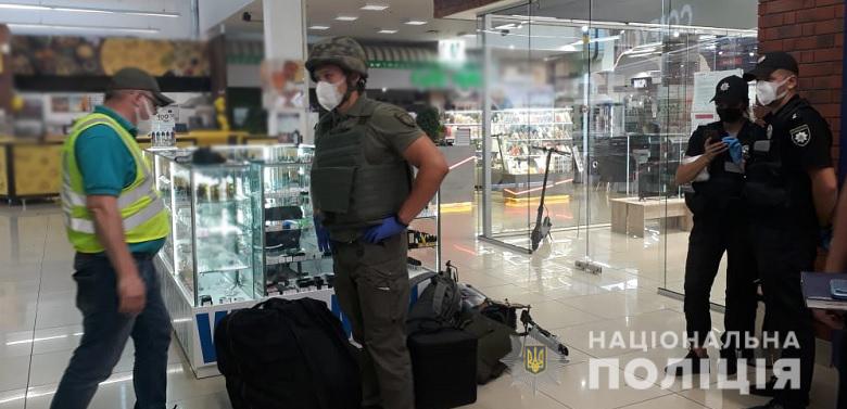 Появились фото с места взрыва сумки в столичном кафе возле станции метро "Лесная". Фото: Нацполиция 
