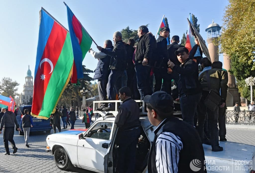 Жители Баку празднуют победу после подписанного соглашения о перемирии. Фото: Telegram-Канал/ РИА Новости