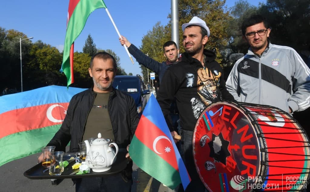 Жители Баку празднуют победу после подписанного соглашения о перемирии. Фото: Telegram-Канал/ РИА Новости