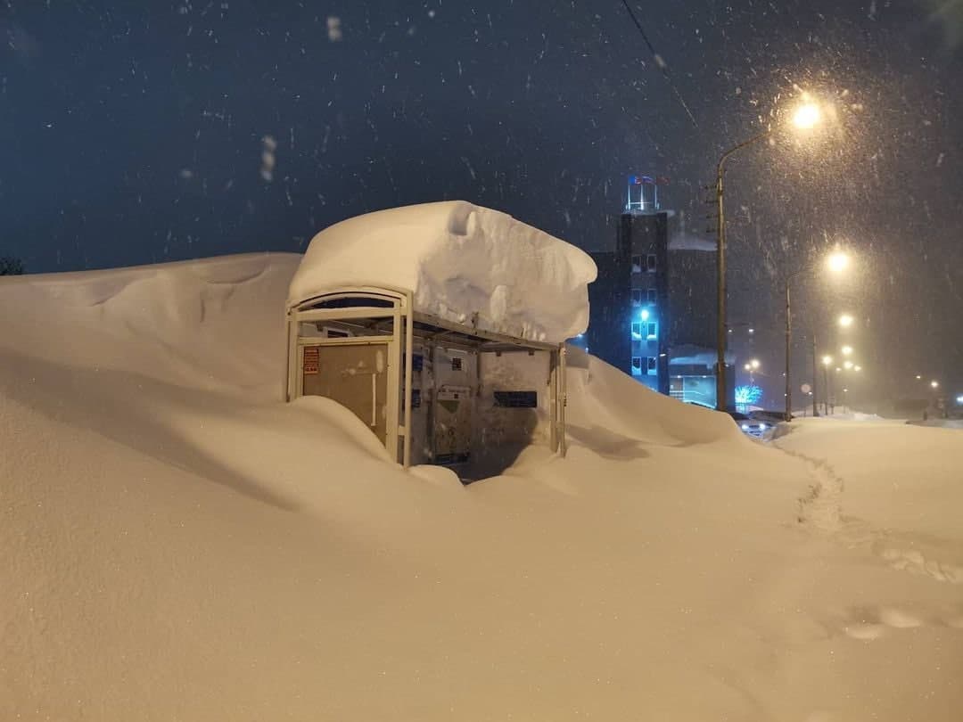 Норильск засыпает снегом, его уровень уже в человеческий рост. Фото: Telegram-канал/ РИА "Новости"