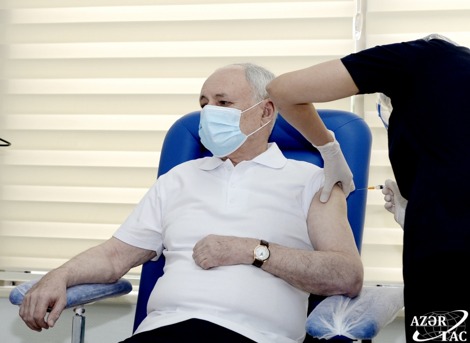 Прививку от коронавируса получил министр здравоохранения Огтай Ширалиев. Фото: azertag.az
