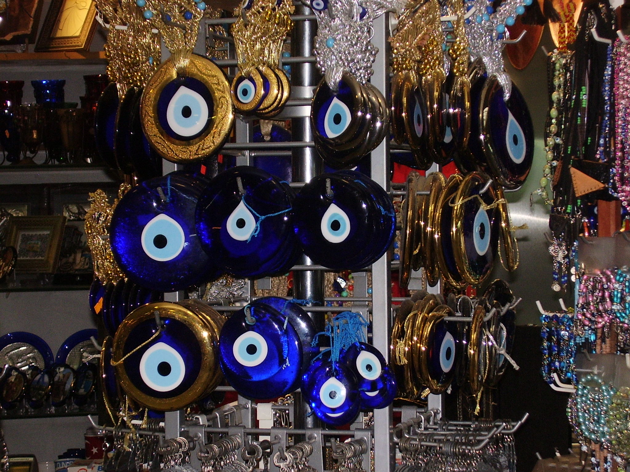 Амулеты "глаза Фатимы", которые, по легендам, оберегают от сглаза. Фото: wikipedia.org