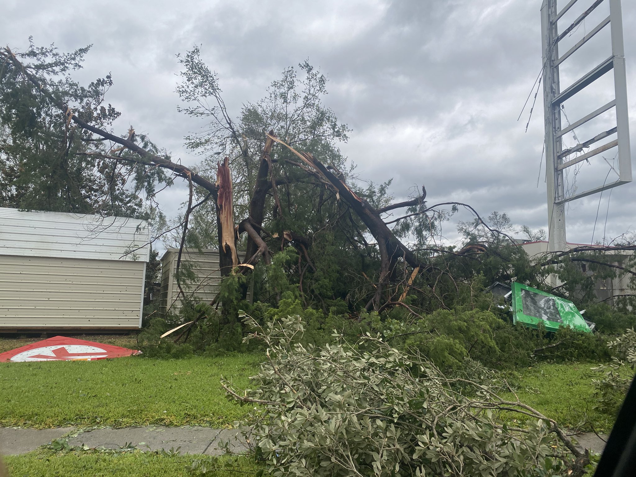 В штате Луизиана мощный ураган "Лора" унес жизни не менее шести человек. Фото: twitter.com/ EF5Hunters