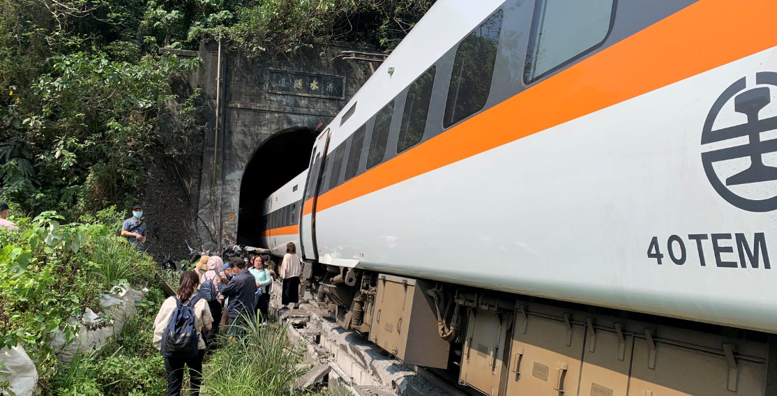 В Тайване с рельсов сошел поезд. Погибли более 36 человек, еще около 70 ранены. Фото: Reuters