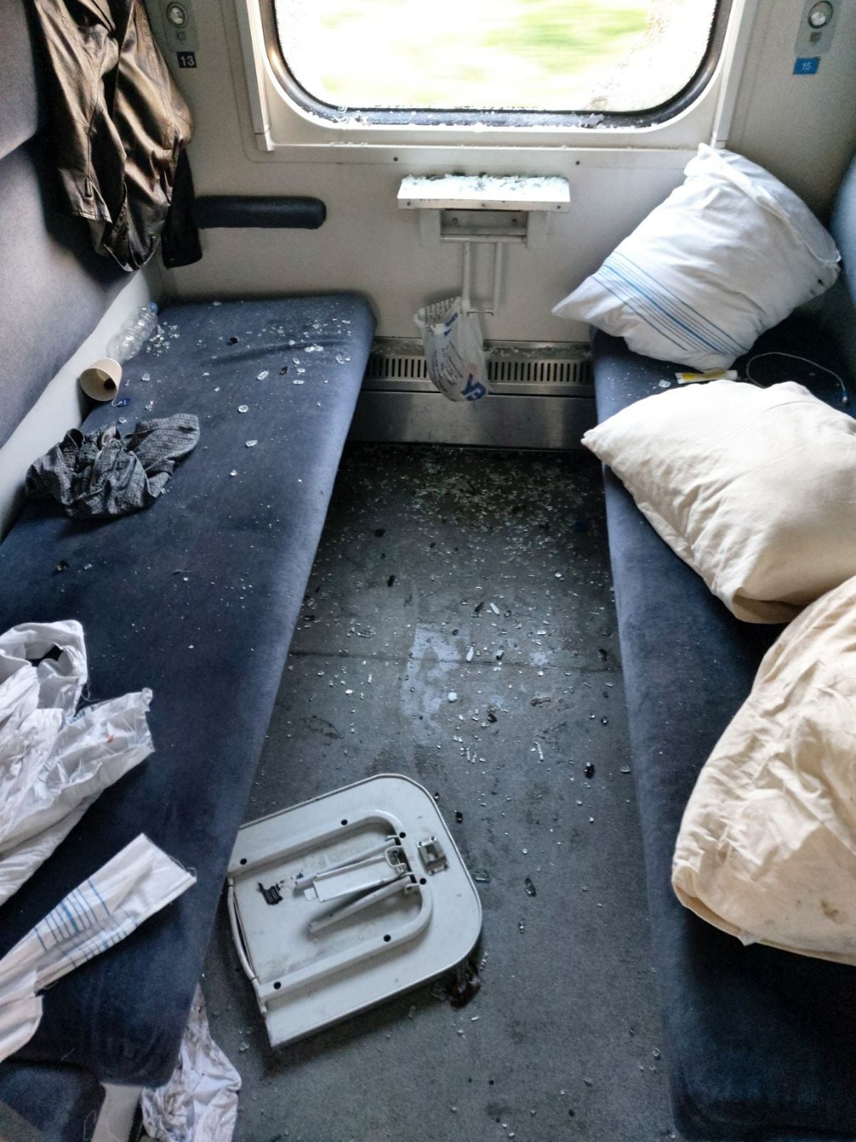  В поезде Киев-Трускавец пассажир разбил окно и стол, оставив после себя погром в купе. Фото
