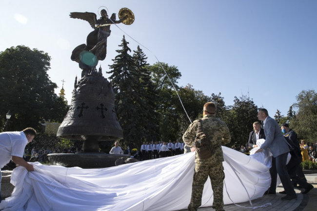 Новый фонтан с архангелом Михаилом в Киеве