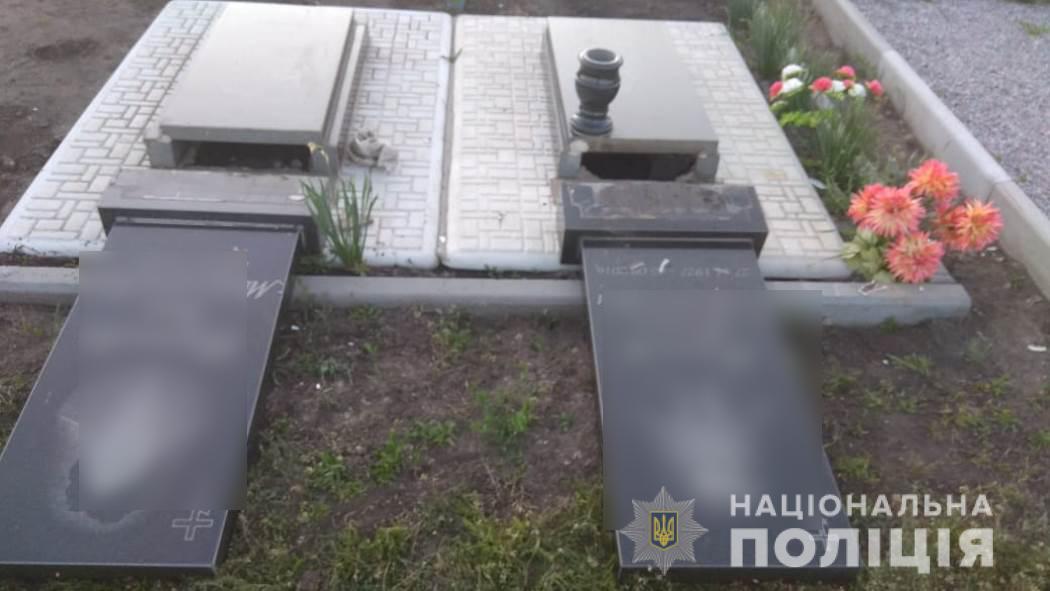 В Харьковской области четверо детей разнесли десятки могил на кладбище. Фото: hk.npu.gov.ua