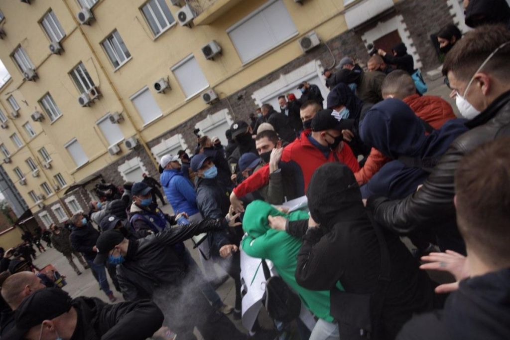 Полиция задержала нескольких протестующих членов Нацкорпуса под офисом ОПЗЖ. Фото: nationalcorps.org
