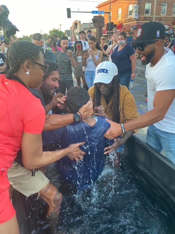 На месте смерти Джорджа Флойда в Миннеаполисе начали крестить и исцелять людей. Фото: Twitter / MarlowCF