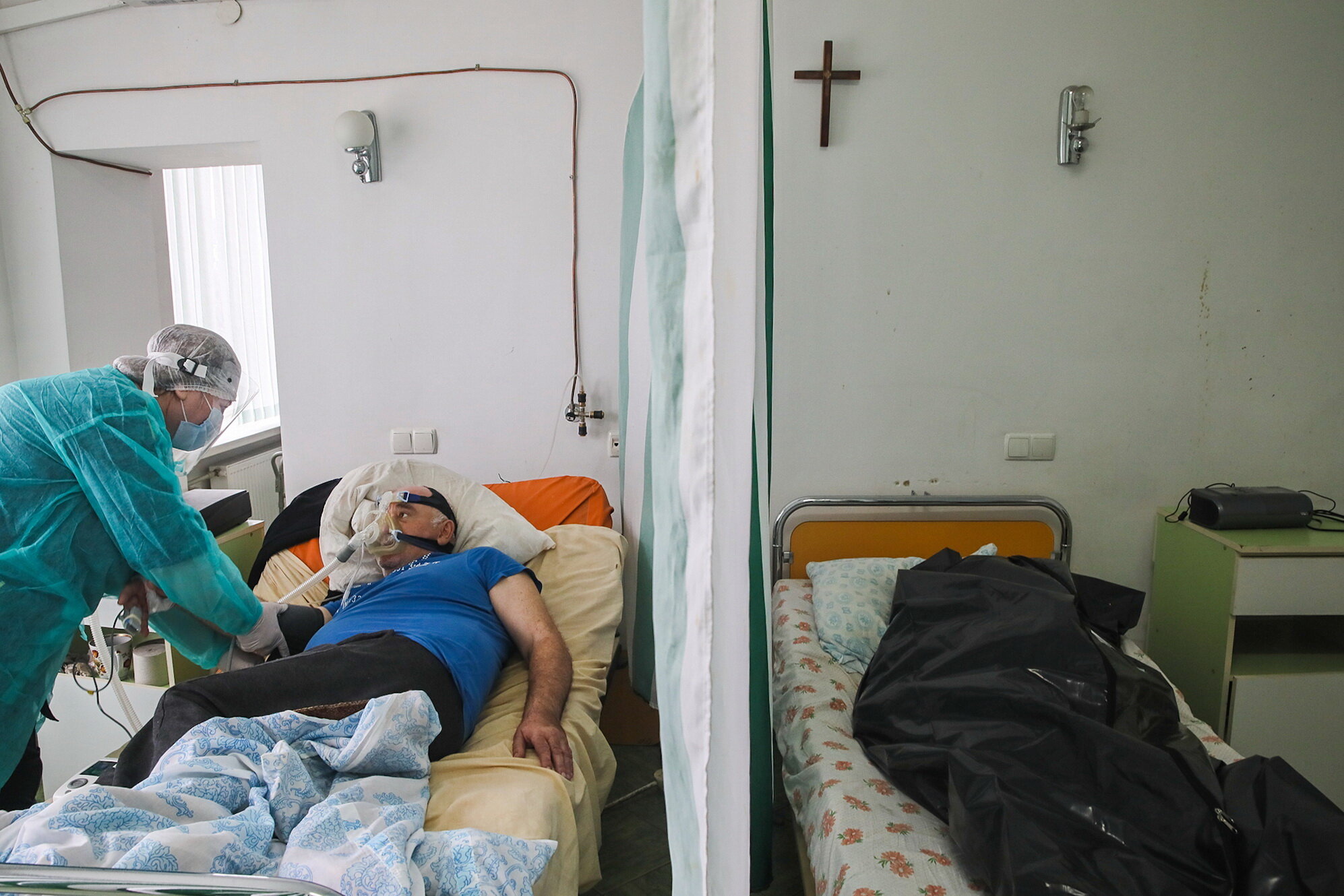В больнице Ивано-франковской области через занавеску с пациентом лежит труп. Скриншот из КиевПост