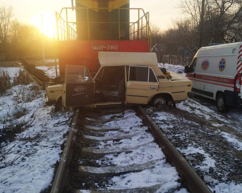 В Виннице дизельный поезд столкнулся с легковым автомобилем. Скриншот из Фейсбука ГСЧС области