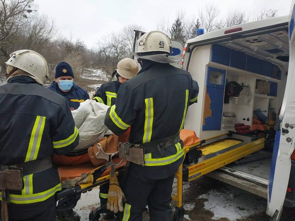 Спасатели транспортировали больного в Скорую помощь. Скриншот ГСЧС