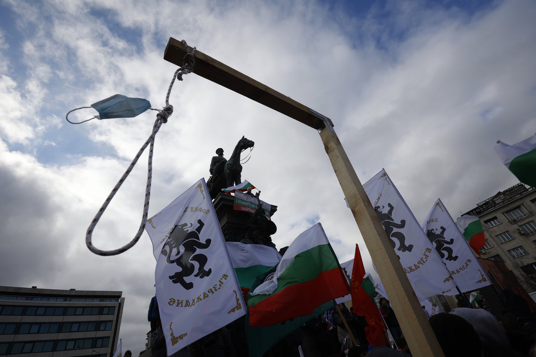 Болгарские антиваксеры попытались захватить здание парламента