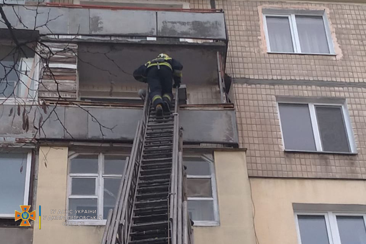 Спасатели зашли в квартиру через окно