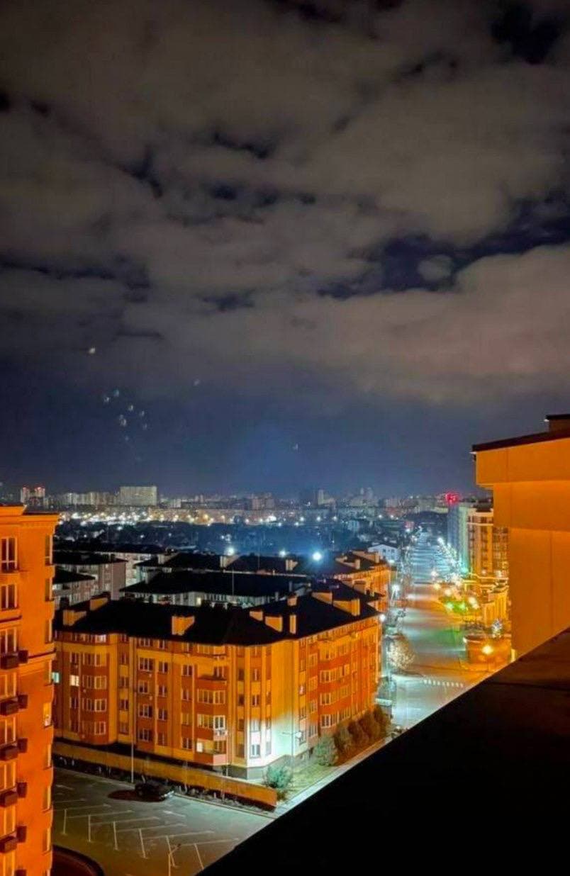 В Киеве сфотографировали в небе объекты, похожие на парашютистов