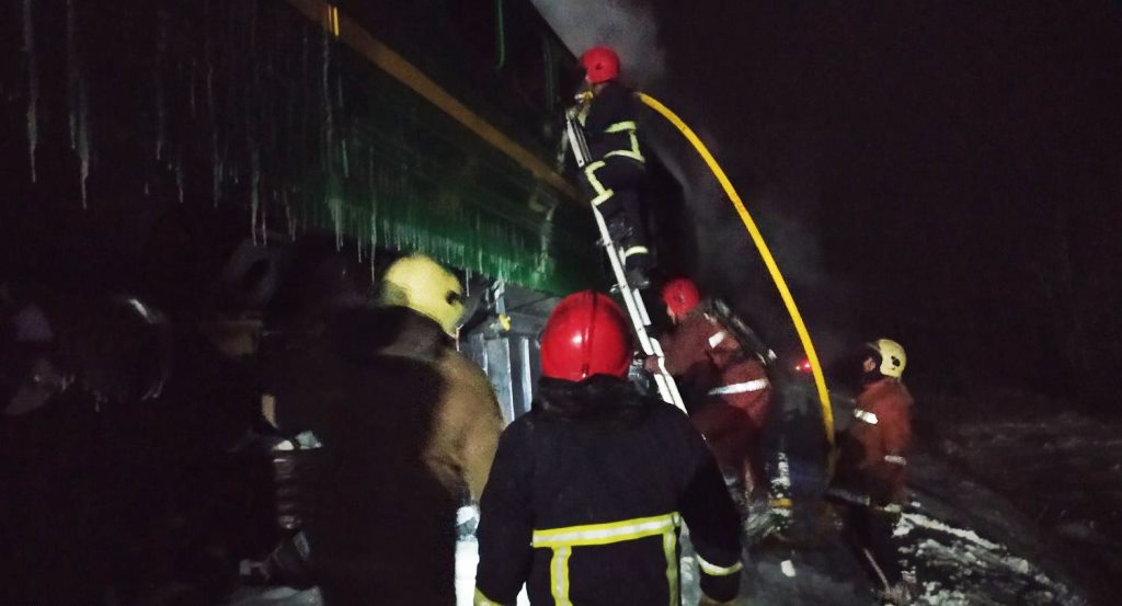 Фото: спасатели ГСЧС ликвидировали пожар в вагоне поезда в Житомирской области