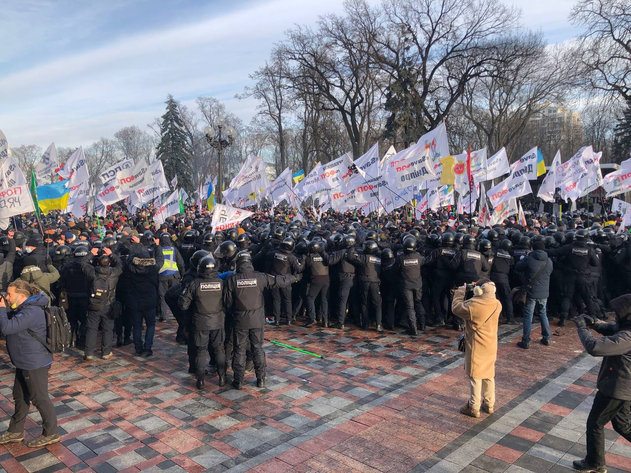 Идем на киев. В Киеве митингующие штурмуют Верховную Раду. Верховная рада Украины в 2014 протестующие. Демонстрация в Киеве. Протесты ФОП В Киеве.