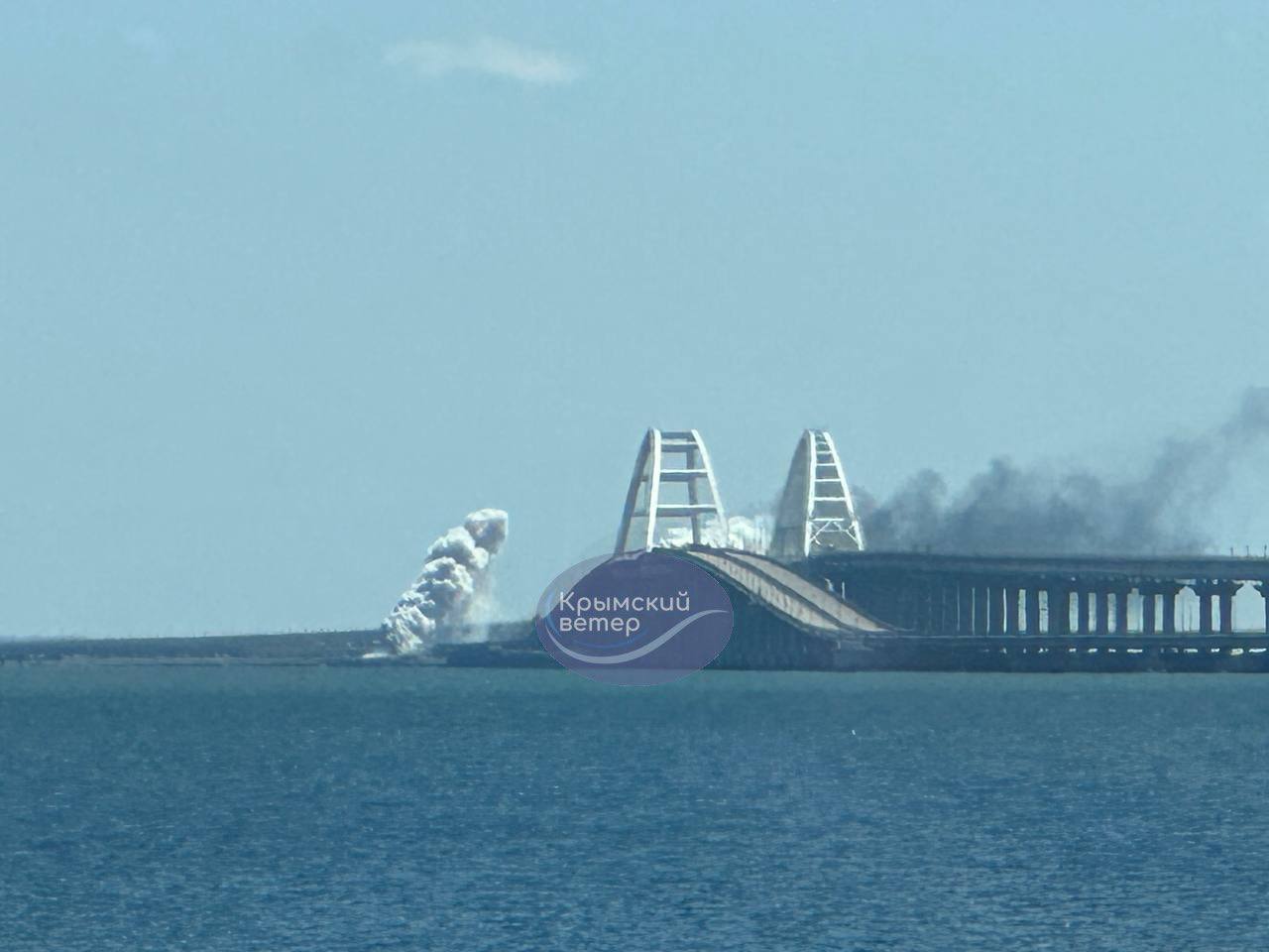 Дым на Крымском мосту после взрывов