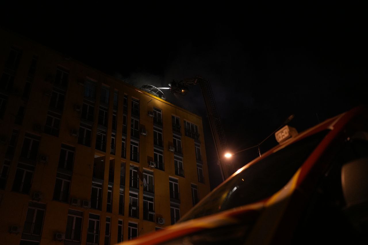 Спасатели ликвидируют пожар после сбития российского БПЛА в Киеве