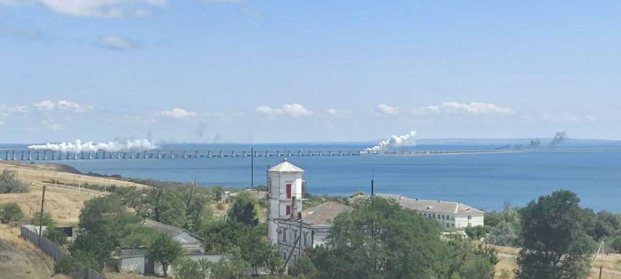 Дым после взрывов на Крымском мосту