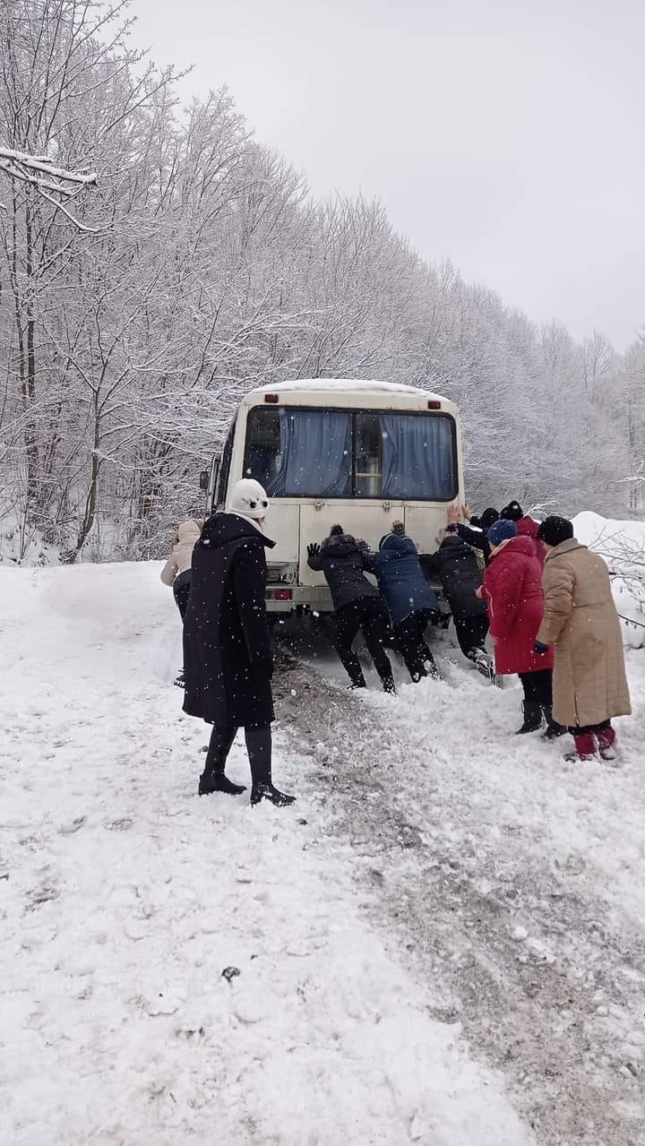Женщины толкали застрявший в снегу автобус
