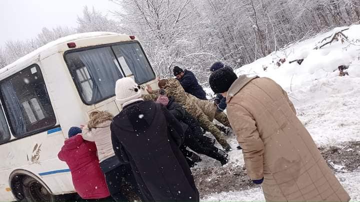 На Закарпатье женщины вытолкнули застрявший в снегу автобус