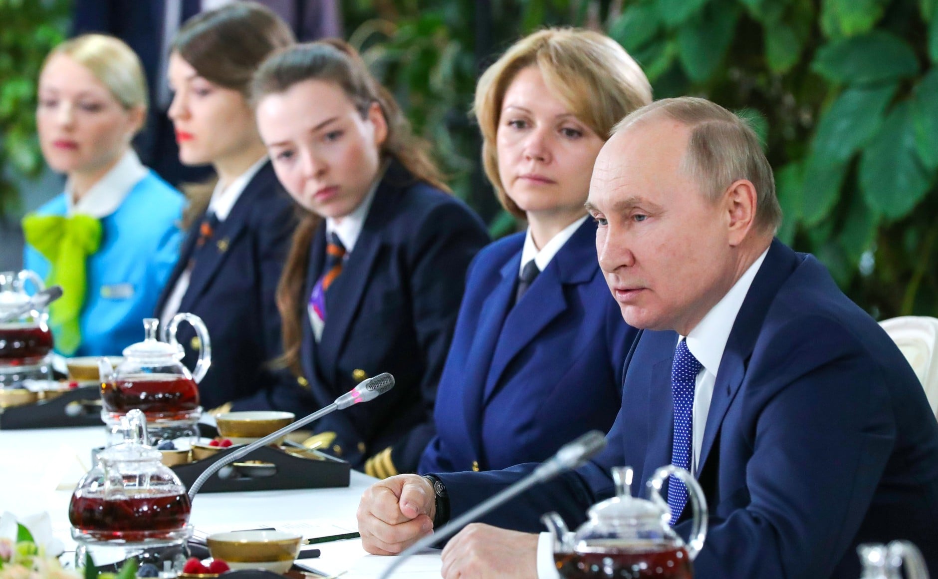 Путин не соблюдал на встрече дистанцию