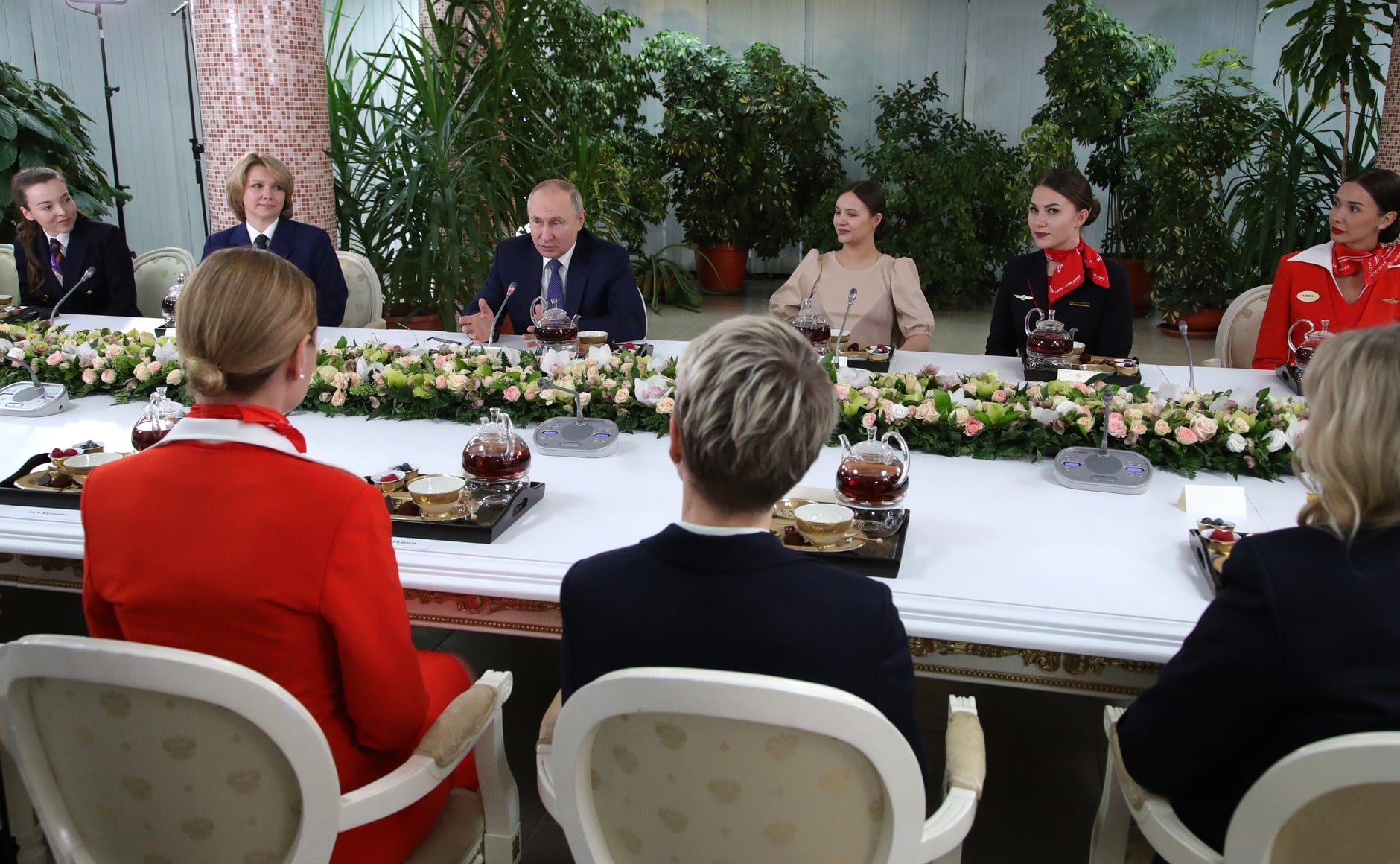 Путин на встрече с женщинами-пилотами