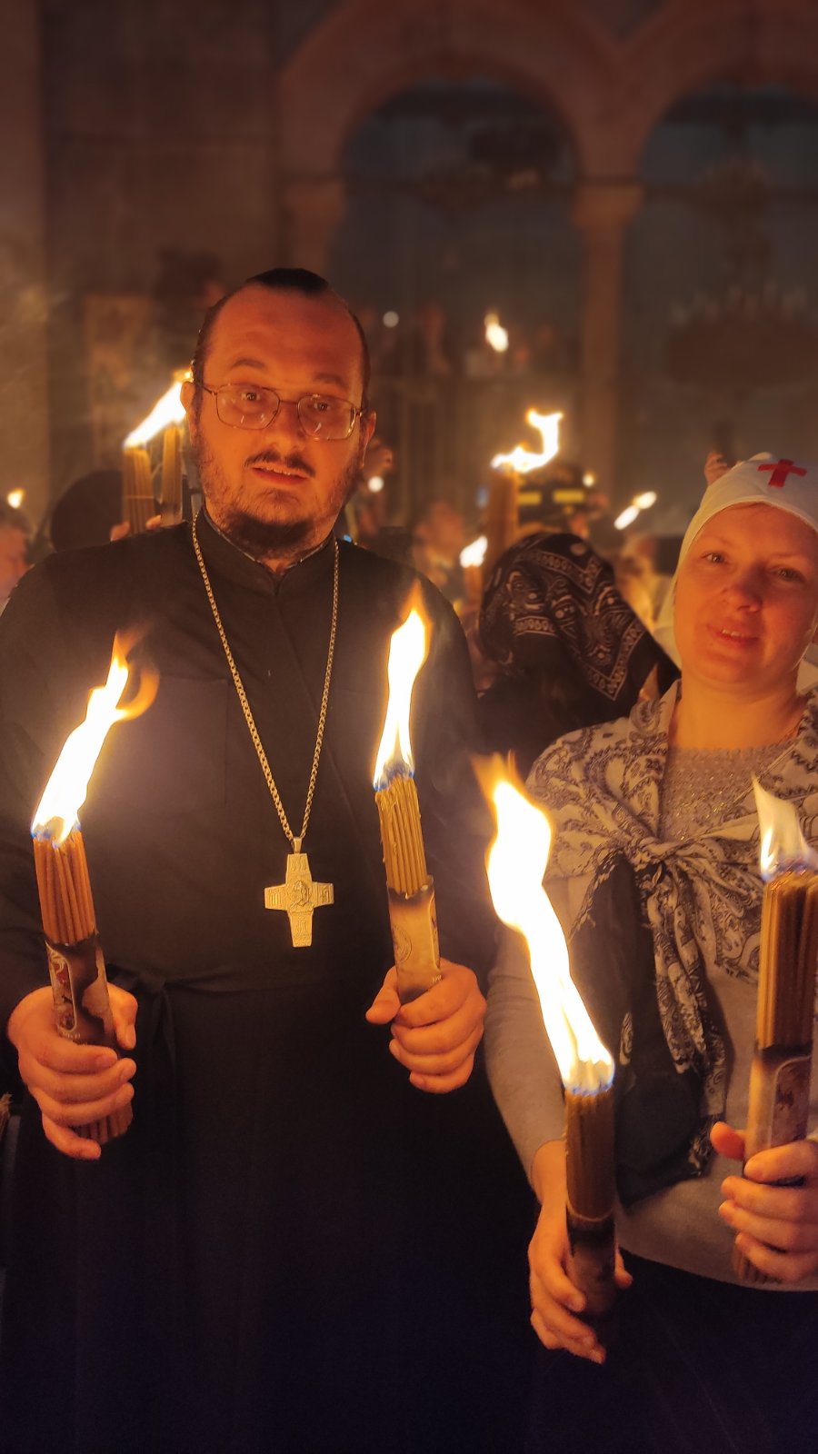 В Україну доставили Благодатний вогонь