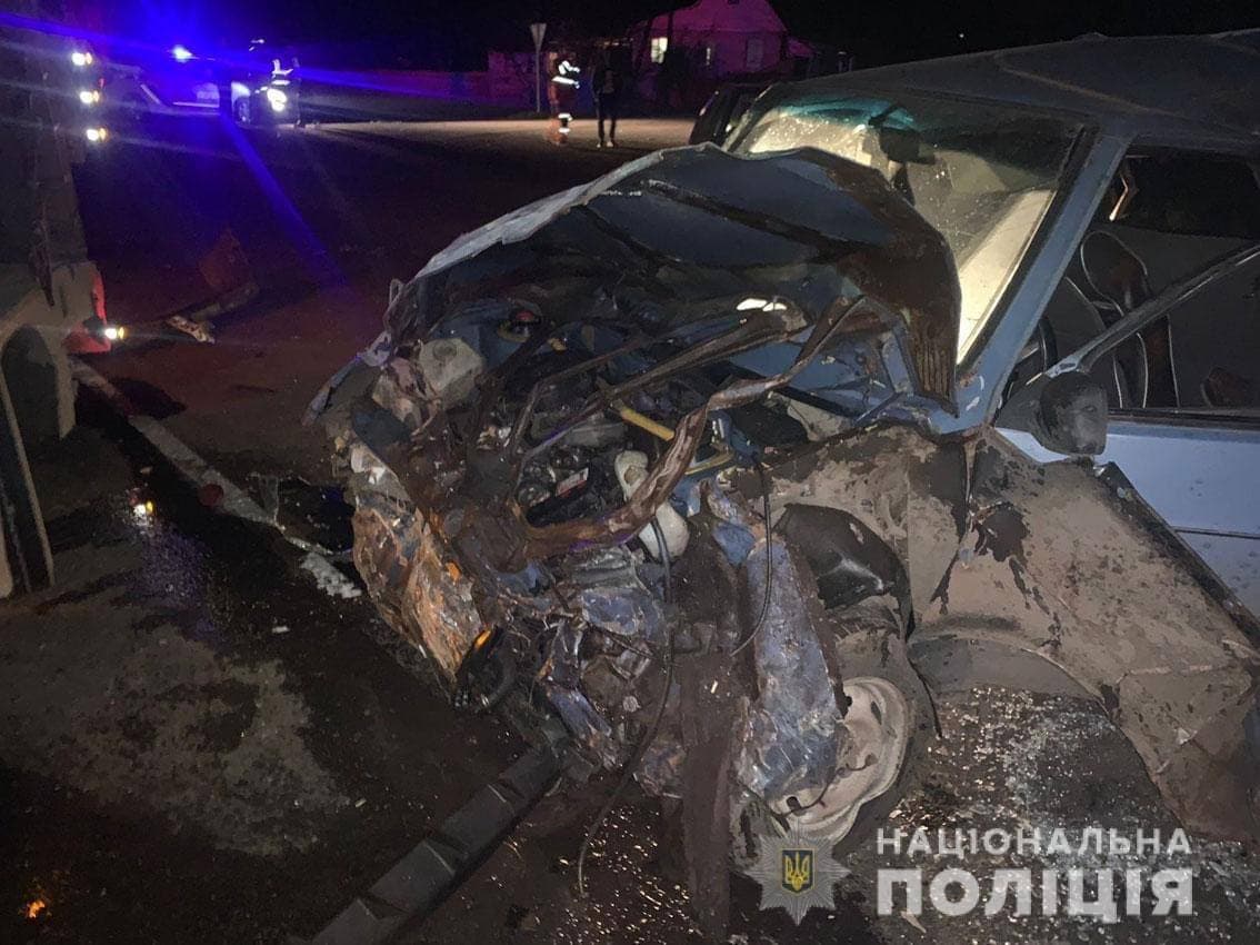 Легковушка и 2 грузовика столкнулись в Черниговской области