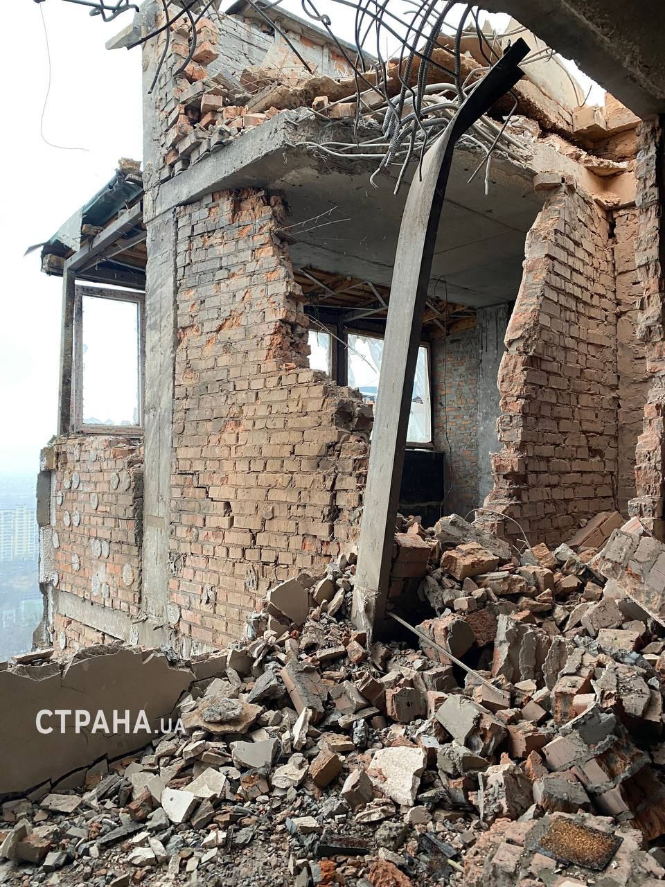 Последствия удара дрона по многоэтажке в Киеве