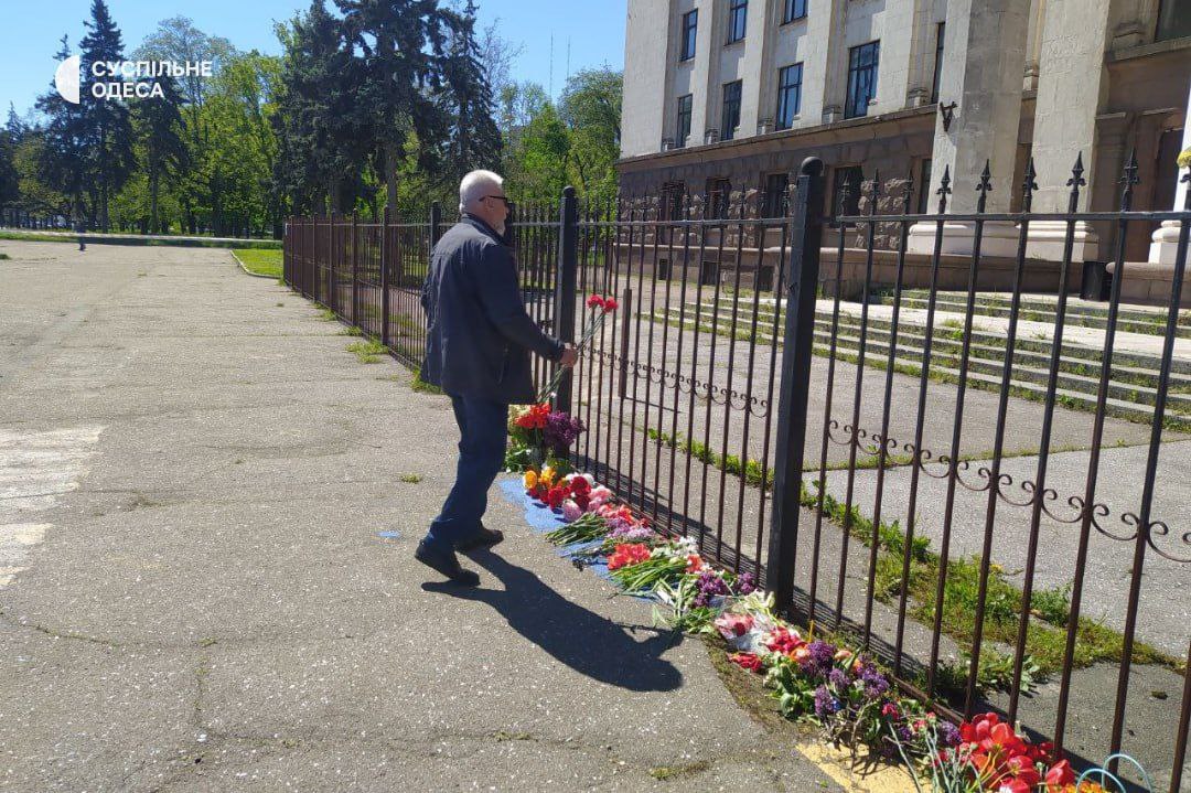 жителі покладають квіти