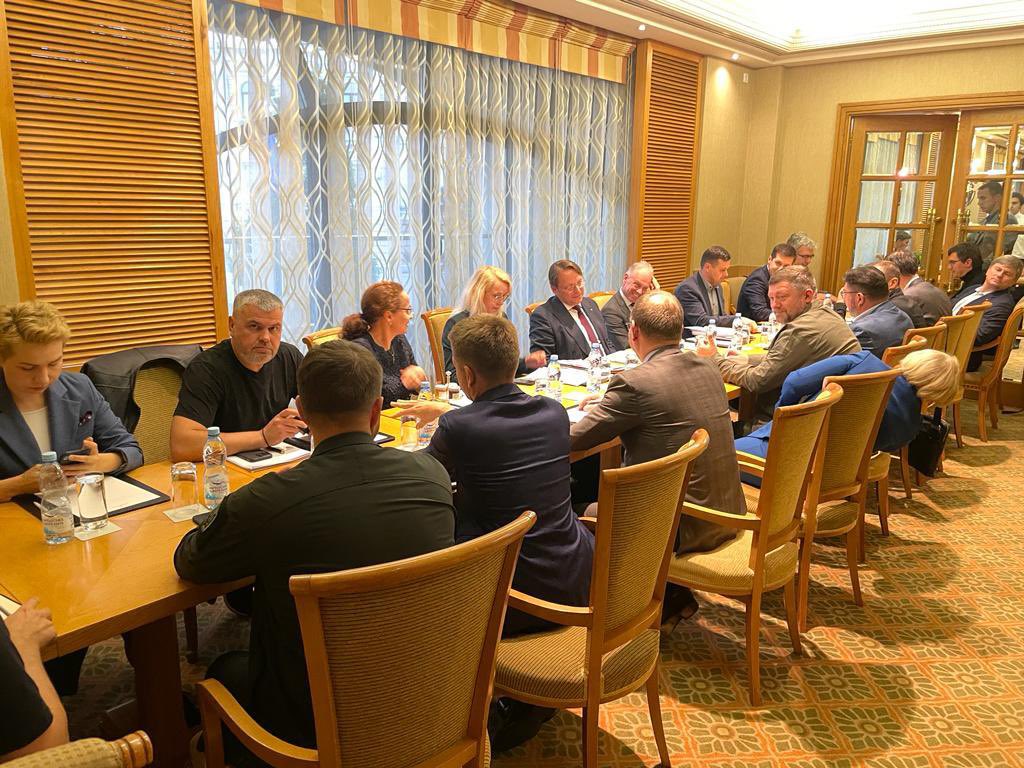 Зустріч із єврокомісаром Варгії зібрала велику групу народних депутатів. Фото: twitter.com/OliverVarhelyi
