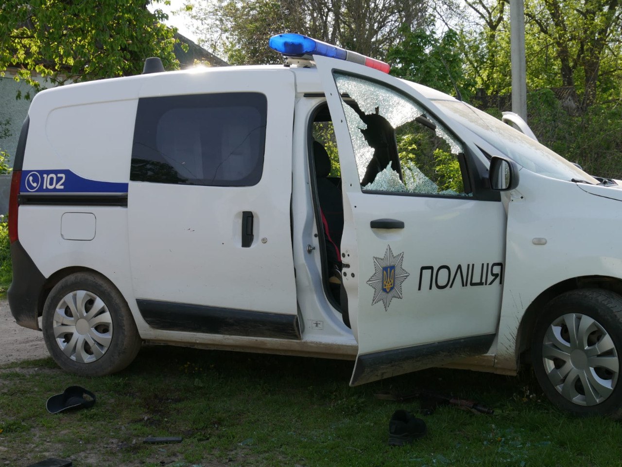 Фото розстріляний автомобіль поліції. Джерело – Поліція України