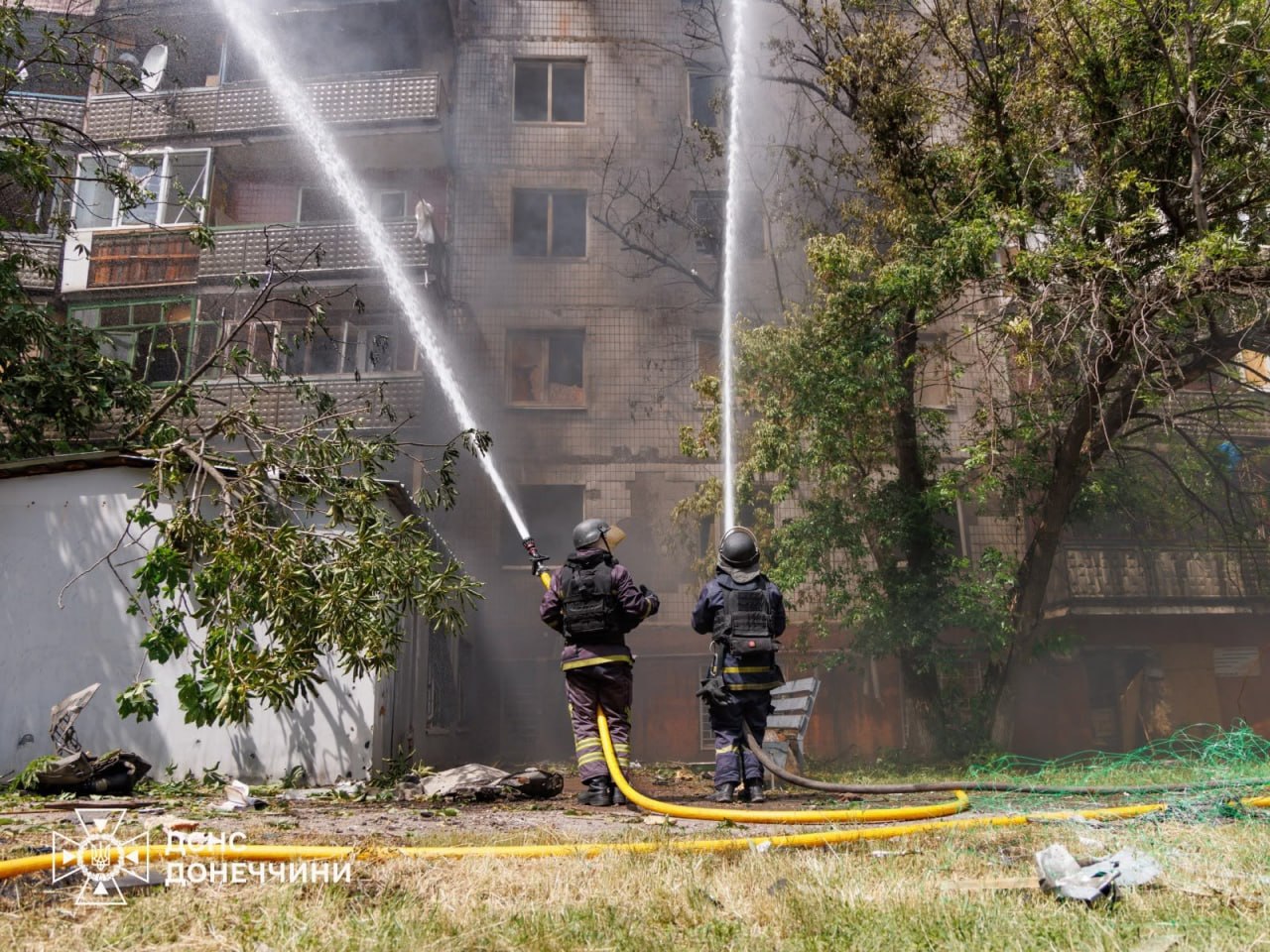 Фото (4) гасіння палаючого будинку в Краматорську. Джерело – ДСНС
