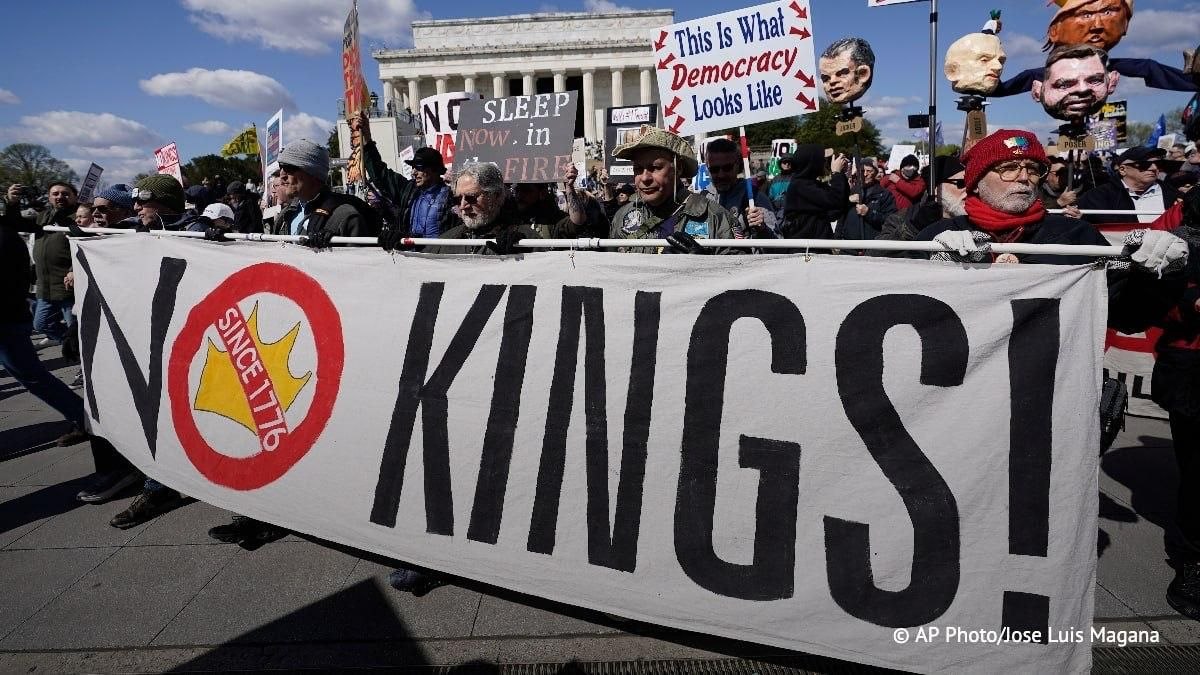 Фото (2) протестів у США. Джерело &ndash; &copy; AP Photo/Allison Robert