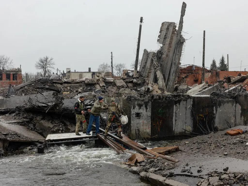 Фото эвакуации местного жителя. Источник - nytime.com