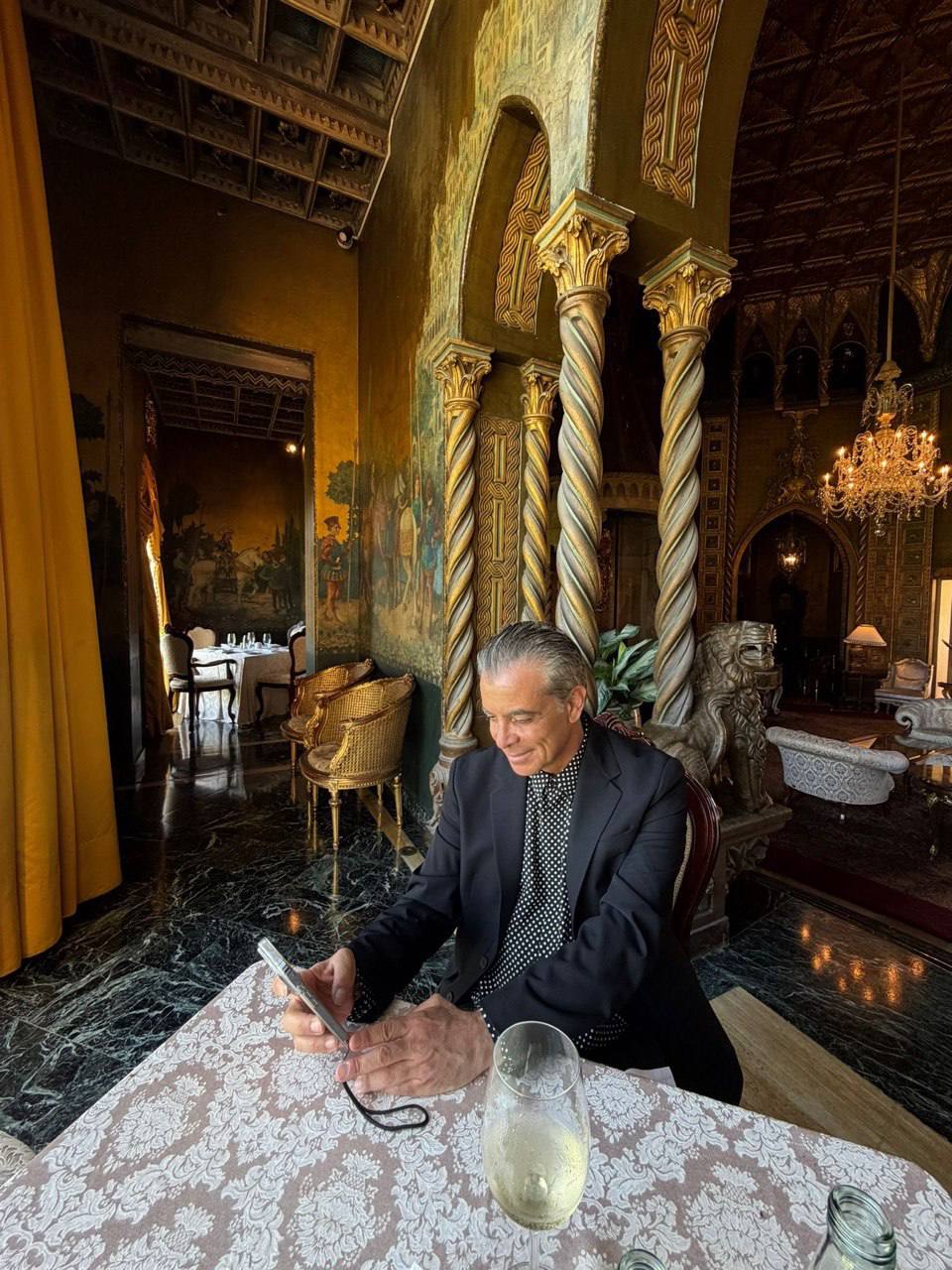 Фото Валида Арфуша в резиденции президента США Дональда Трампа. Источник &ndash; "Страна"